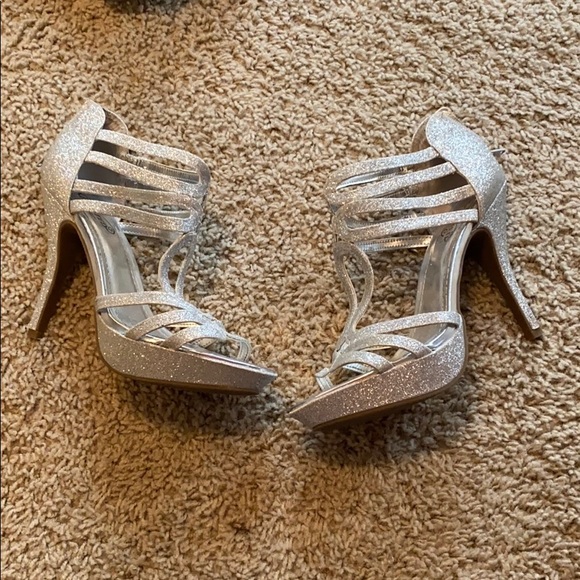 kenneth cole silver heels